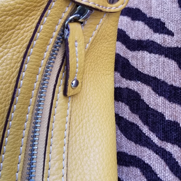 🌼 Tignanello Leather Shoulder Bag – Yellow – Crossbody/Shoulder Strap - Picture 4 of 9